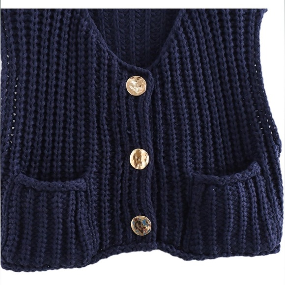 Chunky Knit Black Sweater Vest - Picture 5 of 7